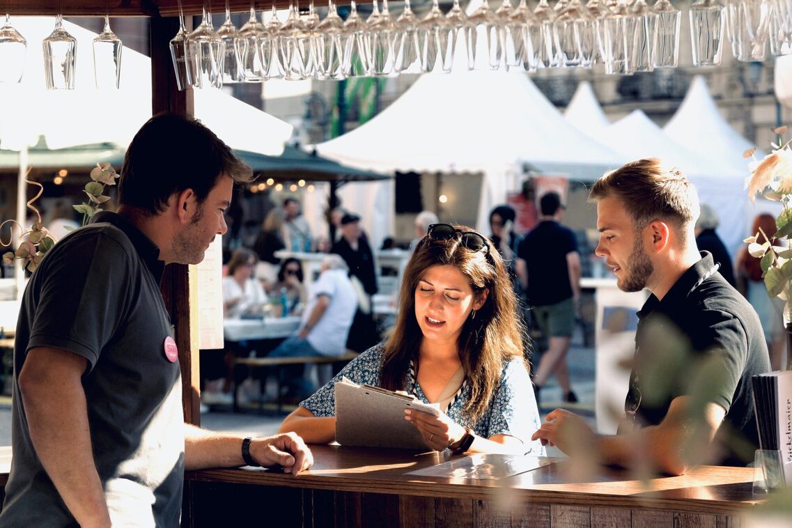Rheingauer Weinwoche - Team Outdoor im Gespräch mit einem Winzer