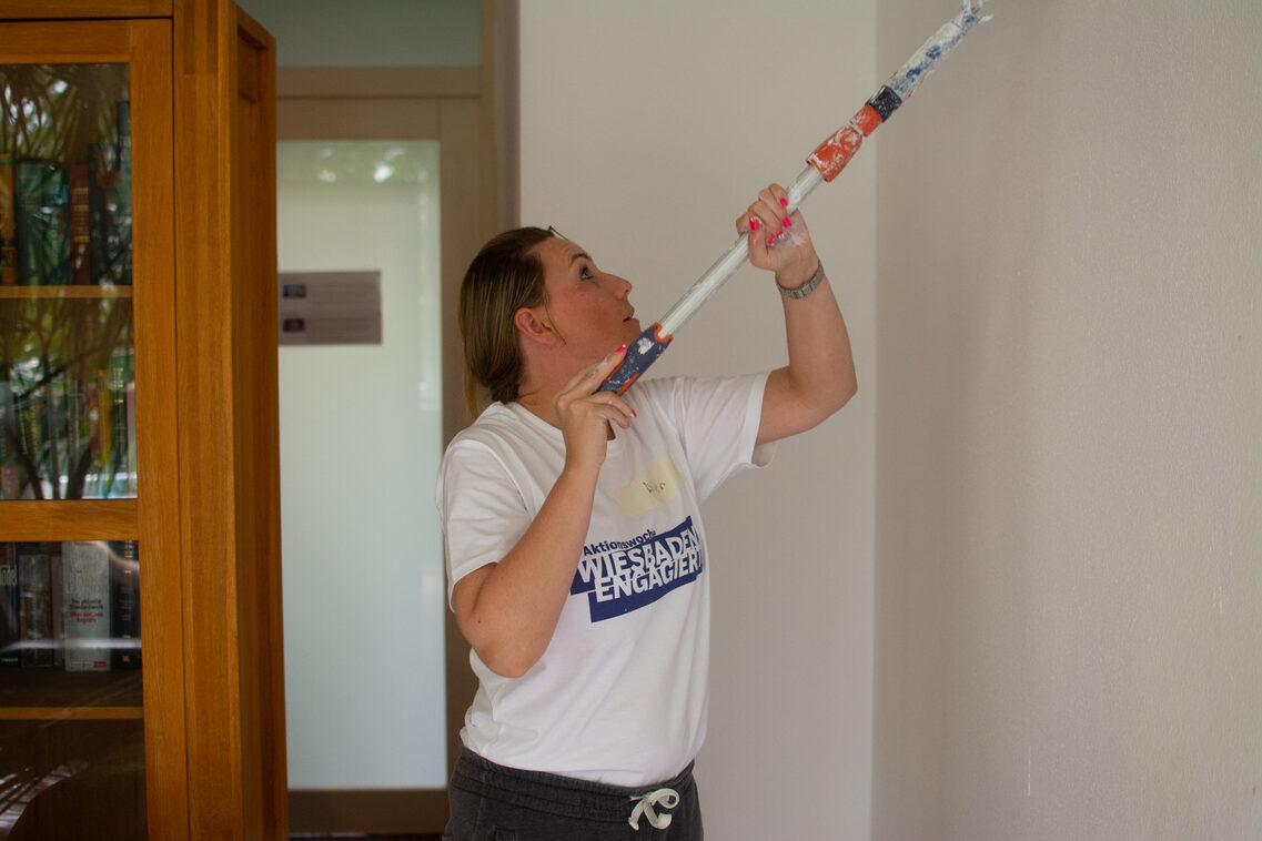 Mitarbeitende der WICM beim Streichen