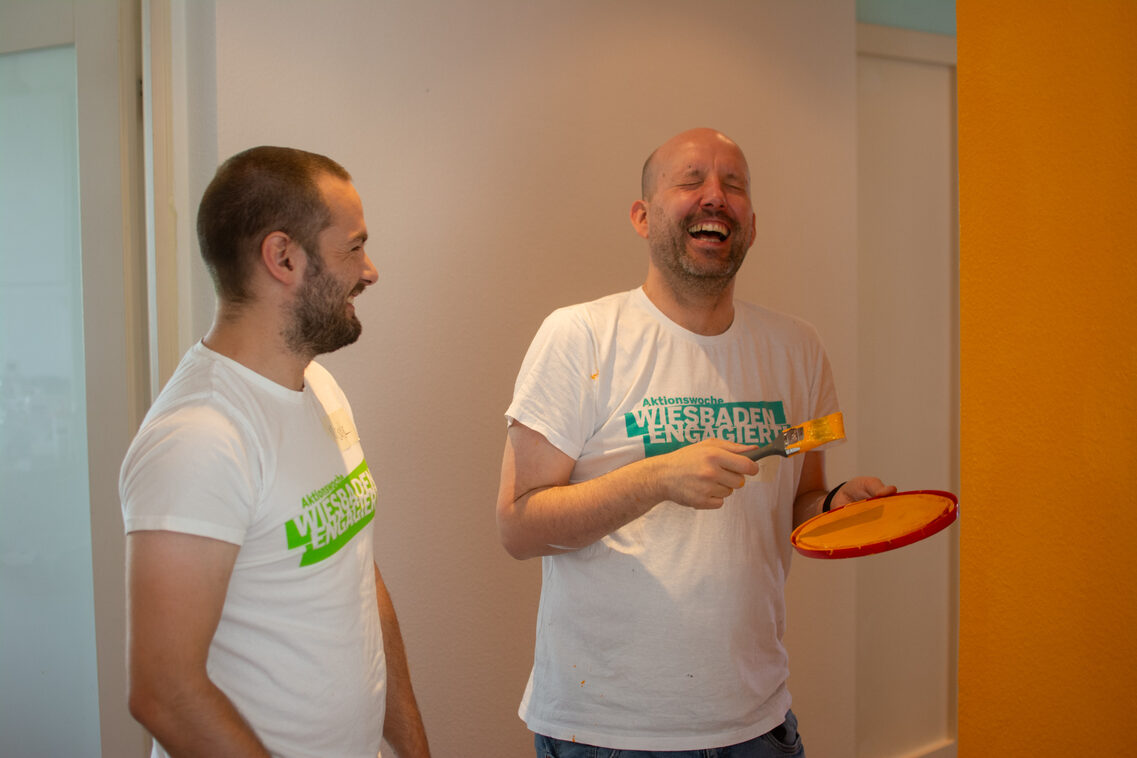 Mitarbeitende der WICM beim Streichen