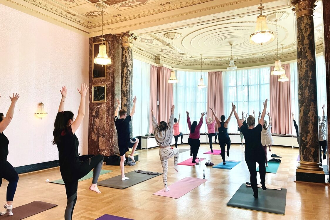 Gemeinsame Yoga-Stunden