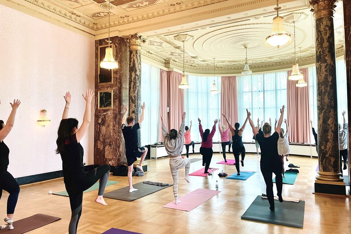 Gemeinsame Yoga-Stunden