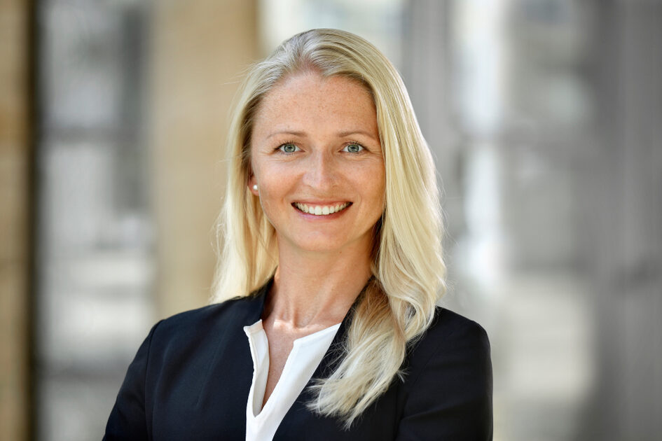 Frau mit langen blonden Haaren