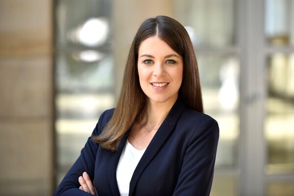 Porträtfoto Gesine Zimmer lächelnd mit offenen Haaren im Blazer