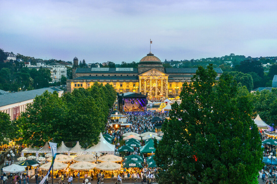 Konzert auf dem Bowling Green vor dem Kurhaus
