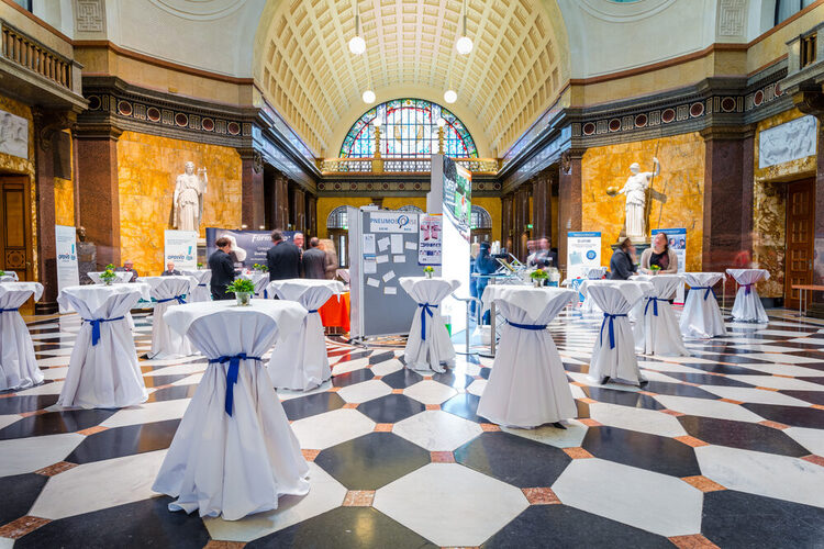 Empfang im Foyer des Kurhaus Wiesbaden - Stehtische in der Mitte und mobile Werbeflächen im Zentrum und an den Seiten