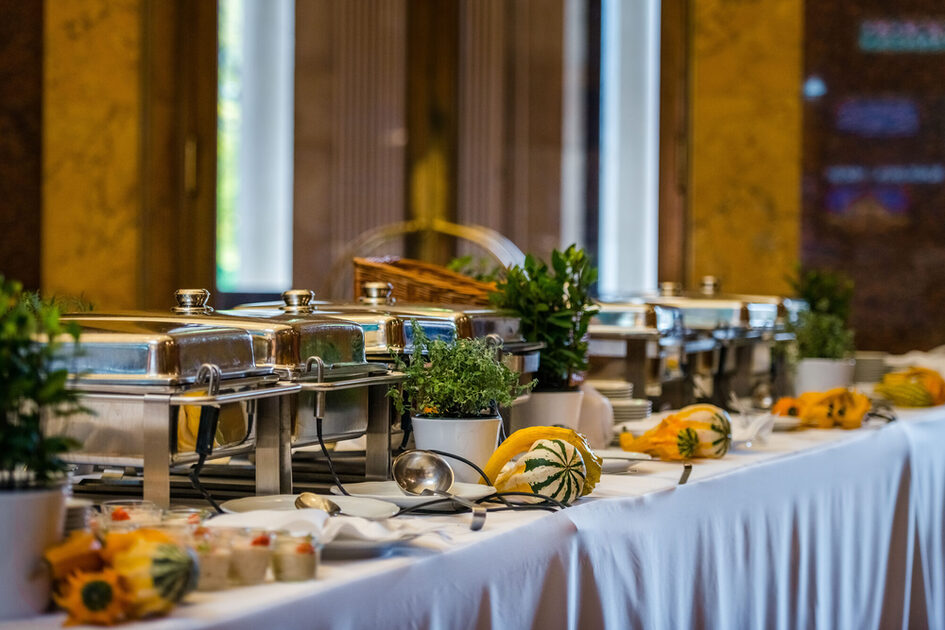 herbstlich dekoriertes Buffet im Foyer des Kurhaus Wiesbaden