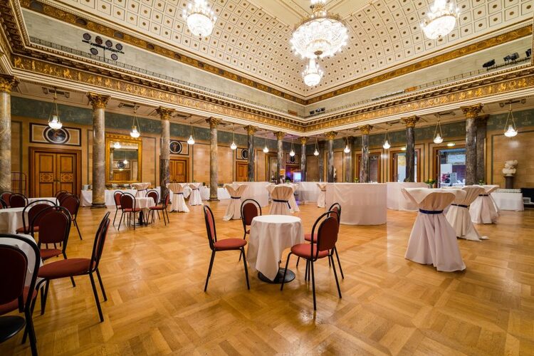 Christian-Zais-Saal Kurhaus - Mischbestuhlung mit Steh- und Bistrotischen