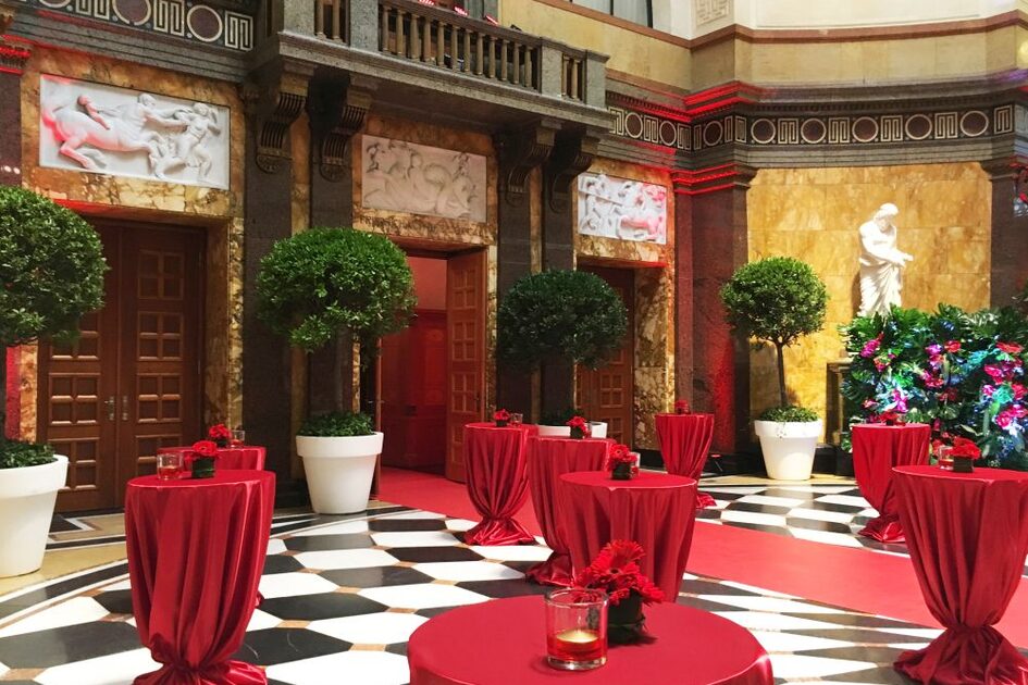 festlicher Empfang im Foyer des Kurhaus Wiesbaden - Stehtische mit Blumenschmuck und rotem Teppich