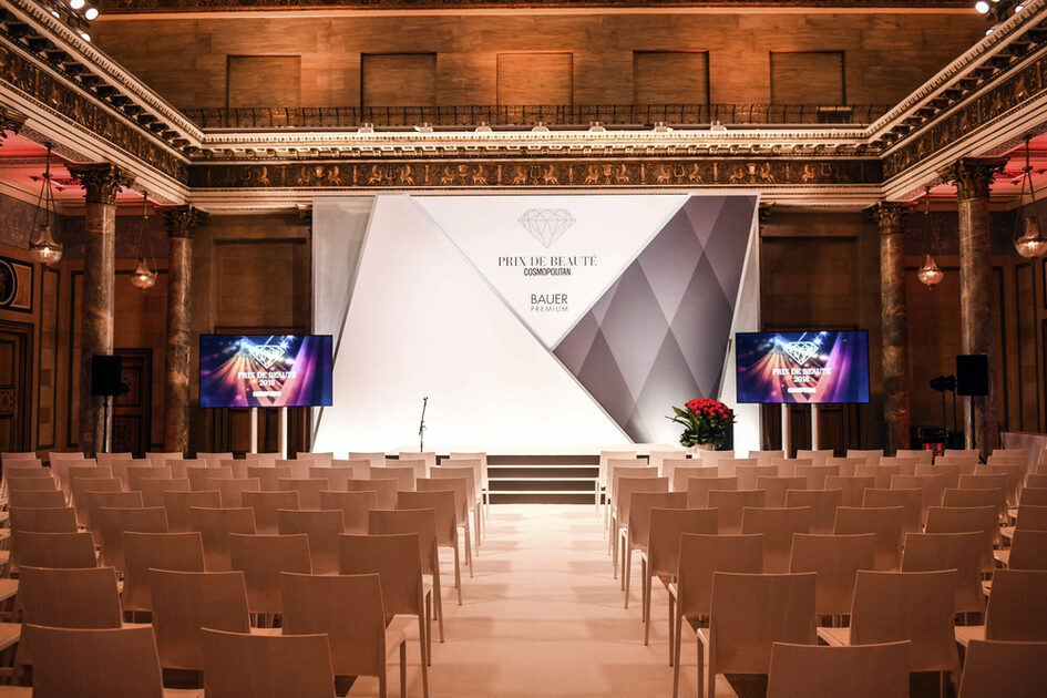Christian-Zais-Saal im Kurhaus - Reihenbestuhlung mit Blick zur Bühne