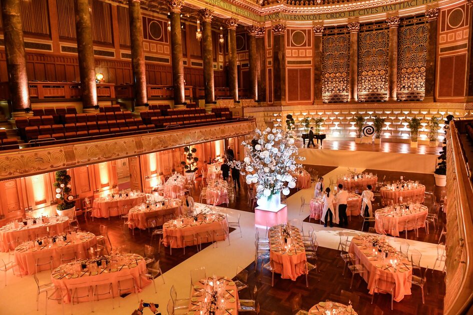 Friedrich-von-Thiersch-Saal Kurhaus - Gala mit Tafelbetischung im Parkett. Wegeführung mit Teppichen und hohem Dekostrauch im Zentrum.