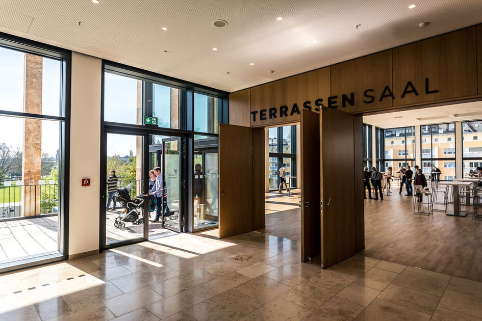 Messebesucher im Foyer Terasse