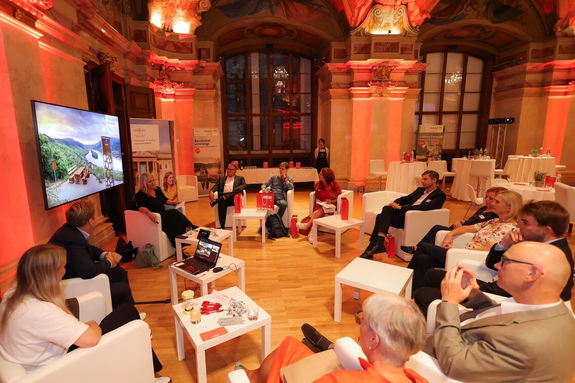 Menschen sitzen auf dem Sofa in der Runde