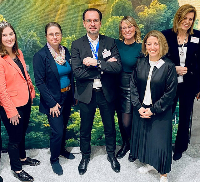 Gruppe von Frauen und ein Mann.
