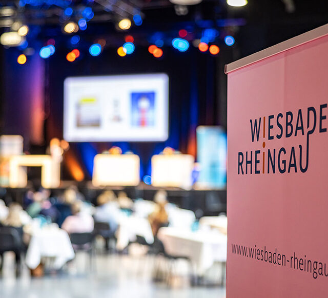 Rollup "WIESBADEN RHEINGAU" - im HIntergrund Publikum unscharf