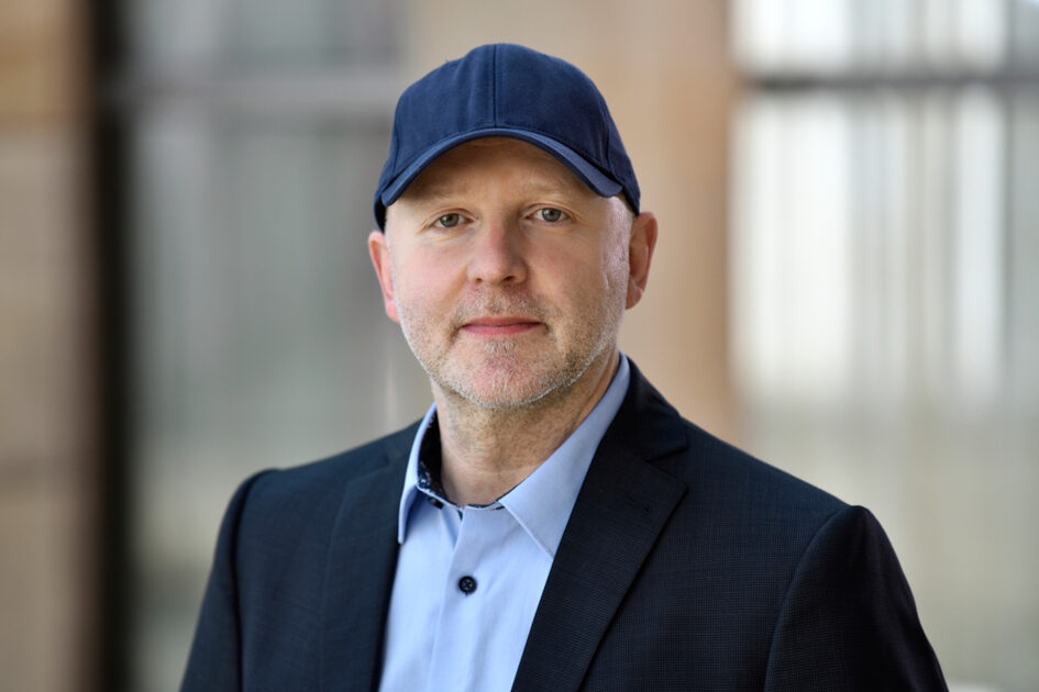 Mann mit dunklem Anzug und Mütze