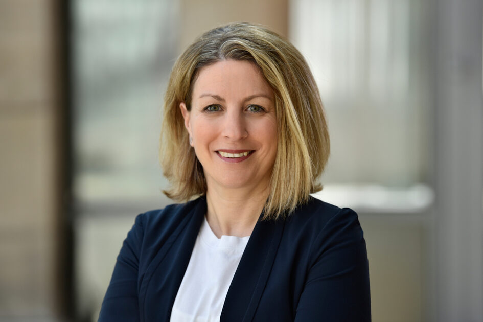 Frau mit dunkelblonden Haaren bis zur Schulter