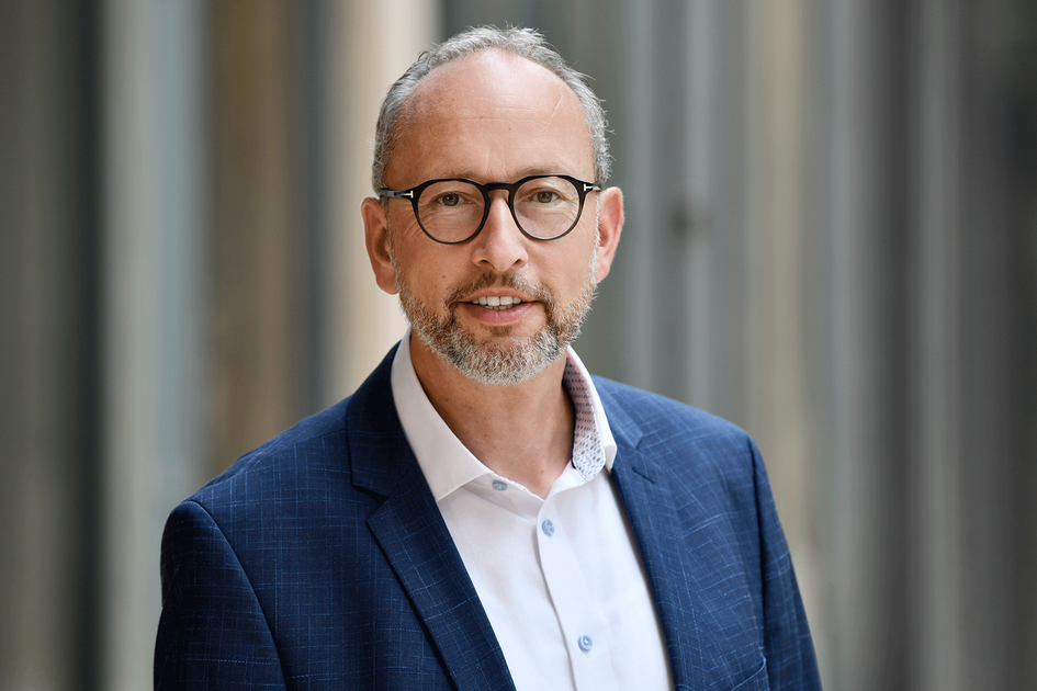 Porträt Mann mit Brille, kurzen Haaren und Bart - Matthias Fromm